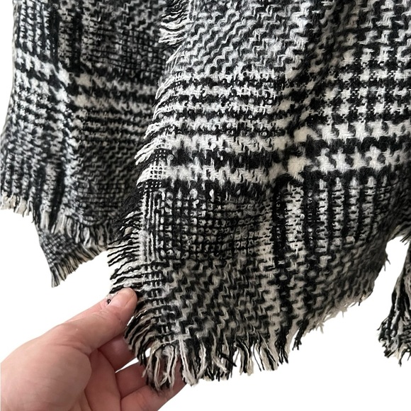 Express NWT black and white houndstooth plaid oversized blanket scarf wrap - Picture 4 of 7